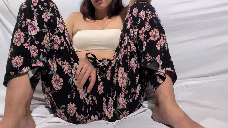 Mimiandevan: Gadis kulit putih rambut merah muncrat sambil fingering