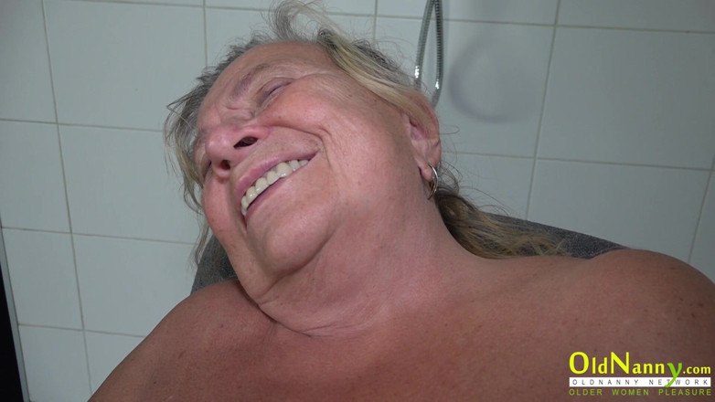 Old Nanny: Une mamie pulpeuse à forte poitrine avec une vieille mamie en...