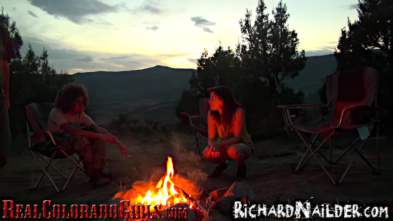 Richard Nailder Hardcore: かわいい赤毛はキャンプオーディションビデオで最初のお尻から口へとレズビアンの経験をします