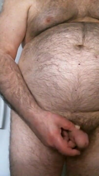 L’entraîneur Karl se caresse et caresse pendant un cam show en direct