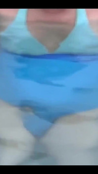 Mi esposa caliente, madre latina se muestra en la playa y pone muchas pollas duras, emocionada ella va al apartamento y
