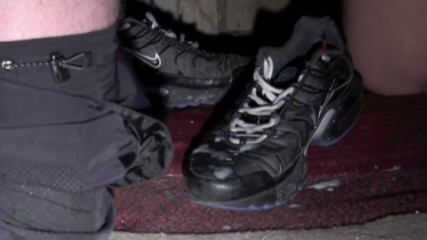 Sneaker Sex Kinky: Extrema dominación de zapatillas en un sótano para trotar