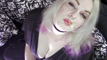 Smoke Temptress Annie Vox - Smoking Fetish: Nghèn một màu đỏ trong chiếc váy đen