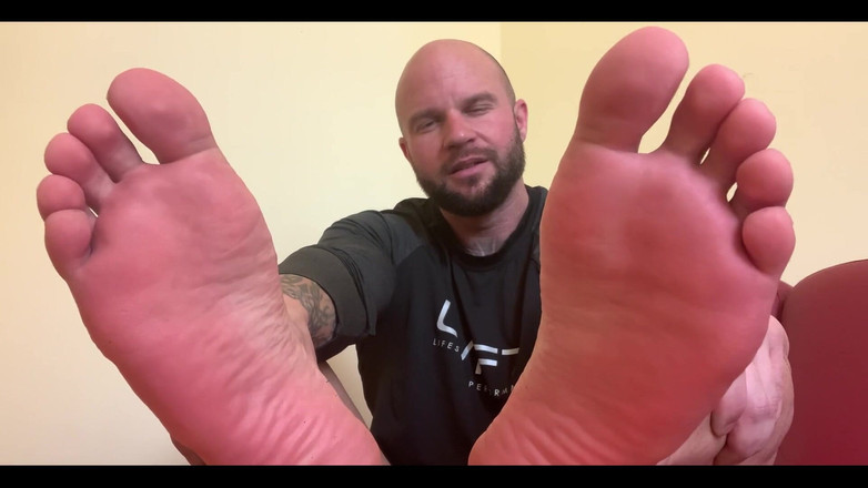 Jasons feet: Wzywasz mnie w swoim biurze, aby mnie skarcić