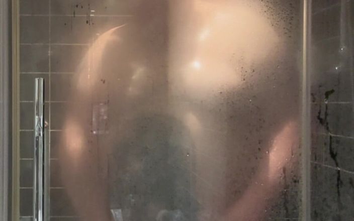 BigBearFrankfurt: シャワーでのオナニー