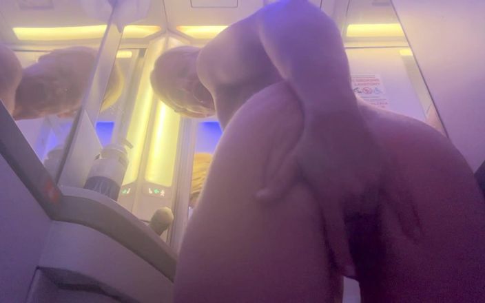 Putarankahotmilf: Explosive Squirt and Pussy Spread in the Airplane Toilet