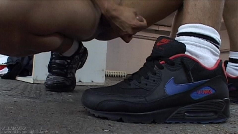 Young Bastards: Drsné šukání v garáži