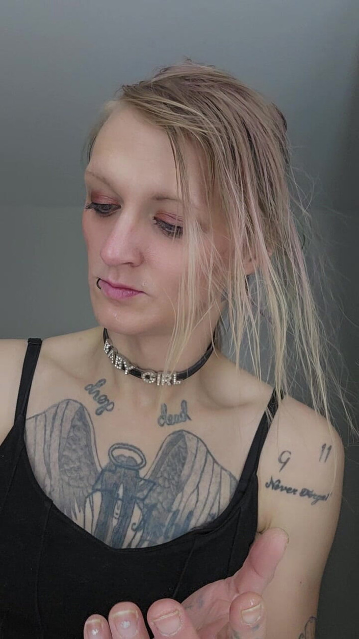 Lynn Kaotik: Petite trans cumslut leker med vibrator