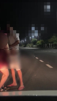 Bhabhi panas mengongkek orang asing di jalan raya