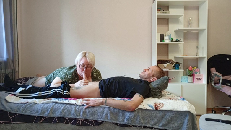 Zona901: Stiefmutter lutscht jeden letzten tropfen sperma