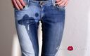 Emily Adaire TS: Транс-дівчина писяє в свої вузькі сині джинси