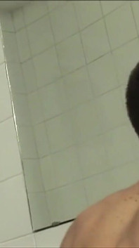 Skin Twink dominuje čůrákovi nadržený nový kundičku na záchodě
