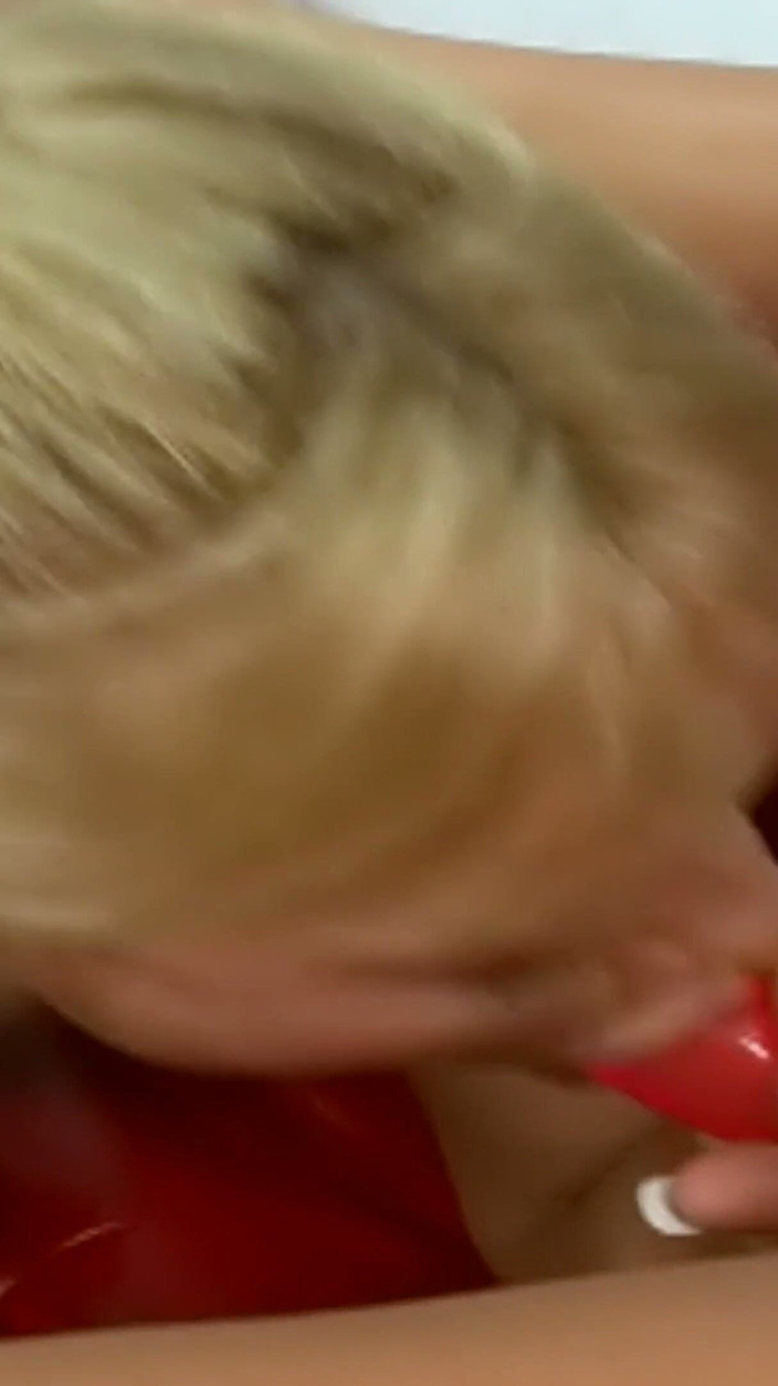 Lesbian Love Movies: Blondine en brunette werken een roze dildo in elkaar
