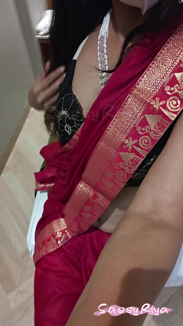 Sassy Riya: Sassy Riya Saare Close up Cleavage