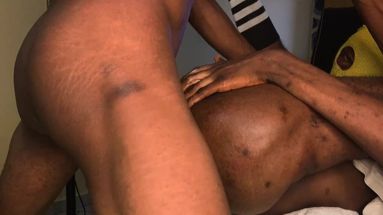 Stilesbhalifa1: Hubený africký chlapec se nejprve vystříká na kameru