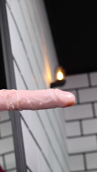 Špatné milfky berou výzvu k hlubokému kouření s koblihami robertkem