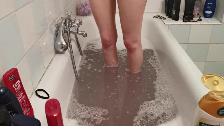 Beth Kinky: Bath and hair wash late night