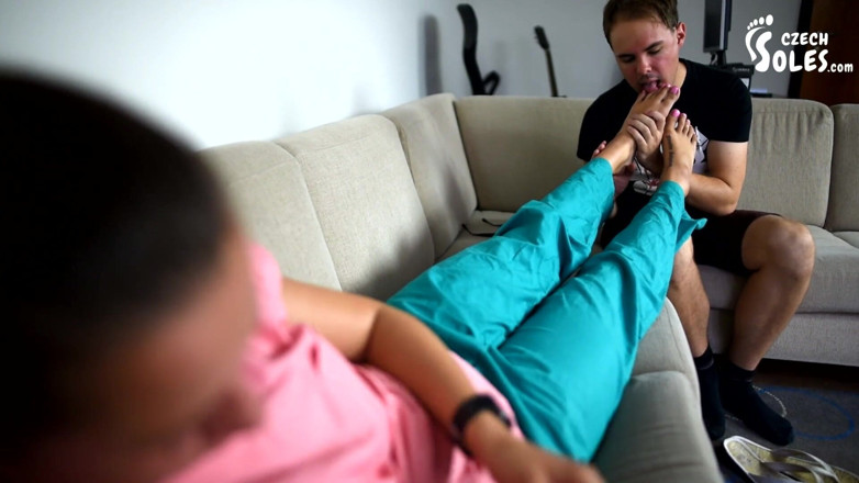 Czech Soles - foot fetish content: Идеальным ступням хорошенькой медсестры поклоняется доктор