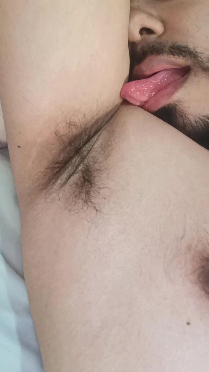 Tommhot: Молодий бородатий чоловік знімає себе і дуже гаряче кінчає