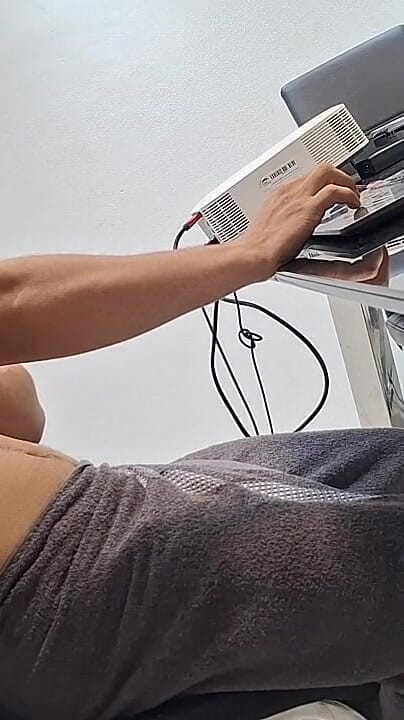 Bare skin man: Mendapatkan blowjob, sambil bekerja, pandangan lain
