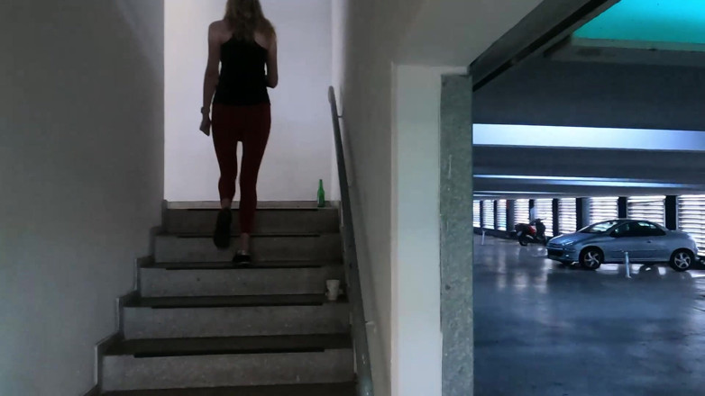 Bikergirl_97: แก้ผ้าในที่จอดรถ Brazen โดนลงโทษด้วยหน้า!