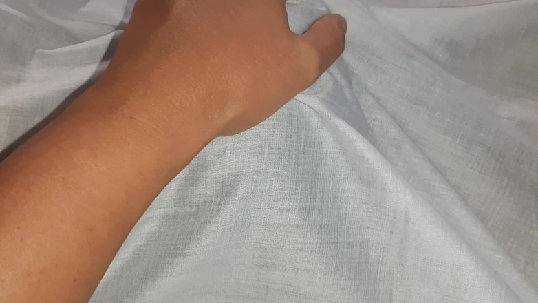 Lesbian-candys: Notre coloc timide nous a réveillés avec un cunnilingus, trio...