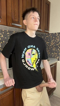 Genç twink'in fışkıran boşalma zevki