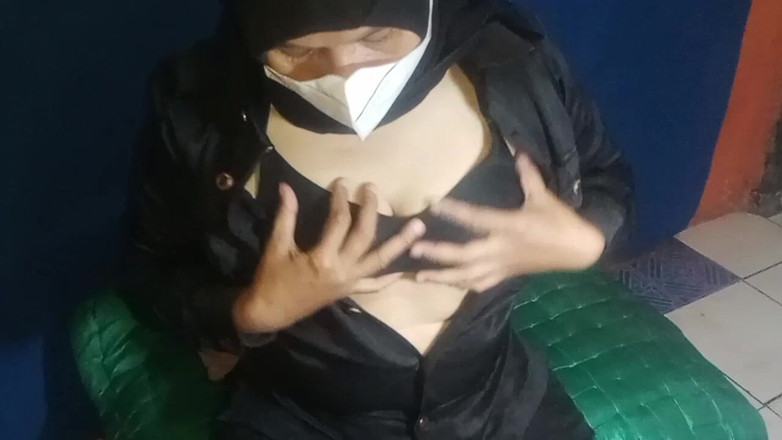 Juwita seksi: Une garde de sécurité excitée se masturbe jusqu’à ce qu’elle...