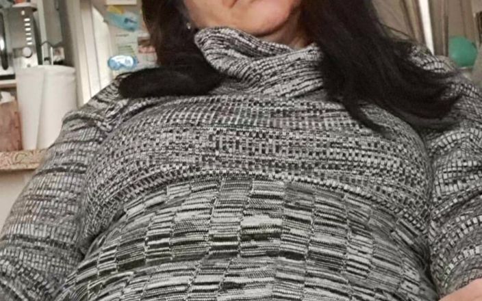 Mommy big hairy pussy: Смотрю под платьем, волосатая киска мокрая