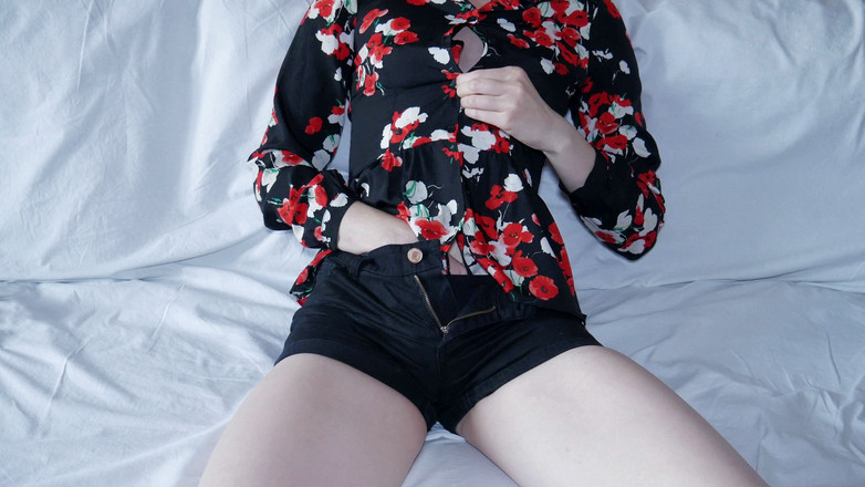 Me_little_fetish: Adik tiriku lagi asik muasin memeknya pakai vibrator tanpa bra...