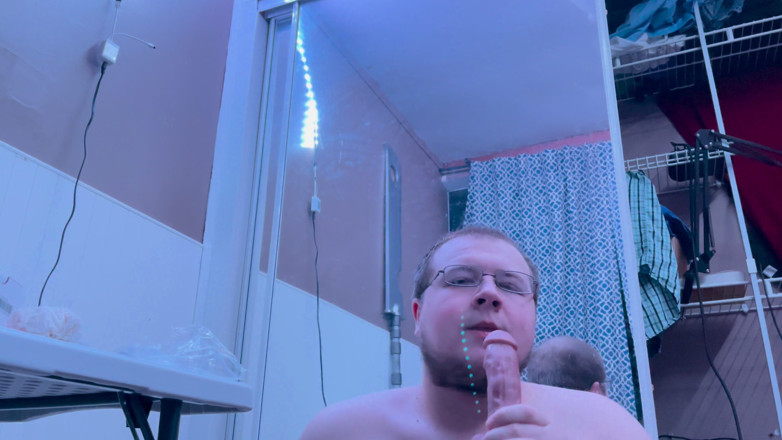 Chubbybidude: Il ragazzo gay paffuto si esercita nell'orale sul dildo nero
