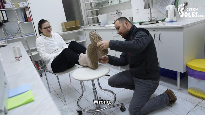 Czech Soles - foot fetish content: Чоловік поклоняється великим босим ногам одного милого фармацевта