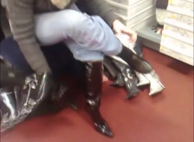 Foot Girls: Usando esclavo como silla probando botas