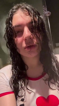 Chupando hermosa chica trans en la ducha