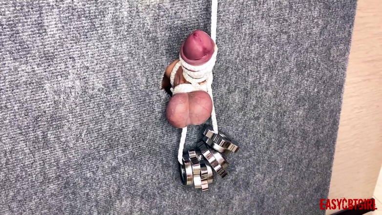 AnnyCandyPainboy: Meesteres de pik en ballen van de slaaf stevig vastgebonden...