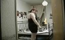 Enjoy German porn: 그녀의 딜도 기술을 보여주는 거대한 독일 창녀
