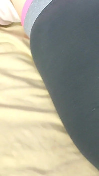 Leggings, bunda agarrando porra na tanga do corno