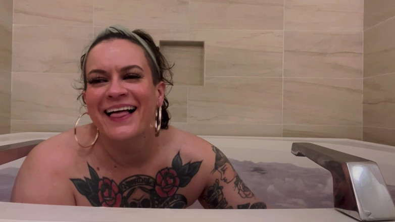 Quinn Marie: Pawg bertatu bermain dalam tab mandi dan vape