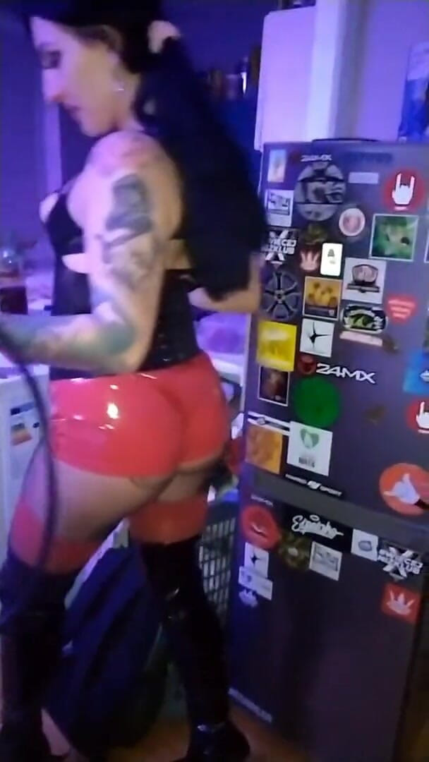 KatrixandCaliforniaLatex: Padrona Katrix adorazione del culo posa