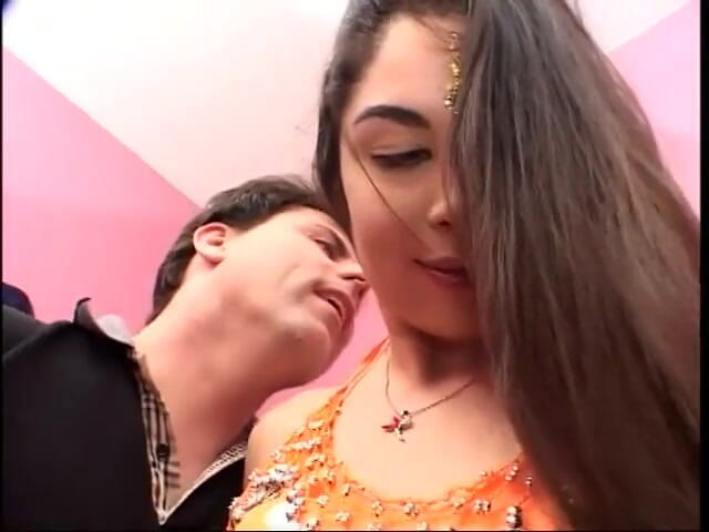 Cumming Soon: Awek India berlutut menghisap zakar seperti seorang awek nakal