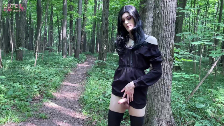 CutePinkUnicorn: Transgirl utomhus onani med spermasprut