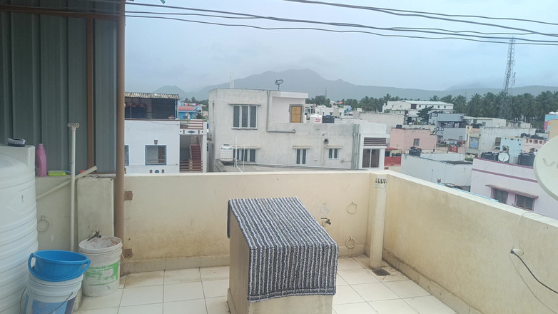 Inba: Vecinas casadas mostrando estructura en las escaleras