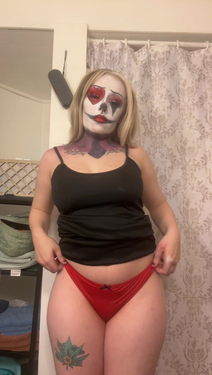 Kinkee Karma: Sexy klaun se svléká