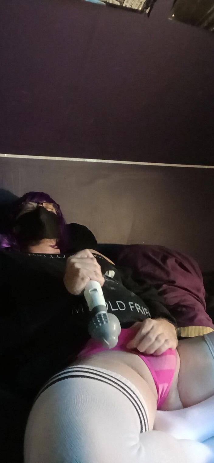 Raven LeSynn: Vibrator masturbatie en klaarkomen door slipje met Raven Letrap
