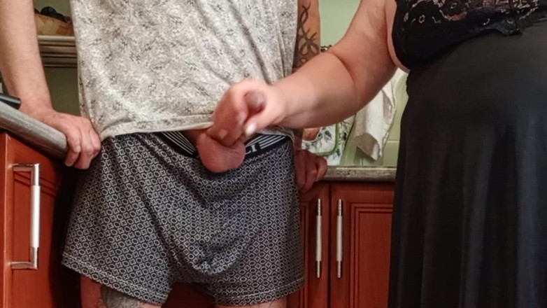 Zona901: 점심 식사 전에 사정하는 새엄마