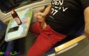 Funny boy Ger: ガイは移動中の電車の中でこっそりソーセージを引っ張り出し、生意気にもクリームをテーブルに吹きかけます。