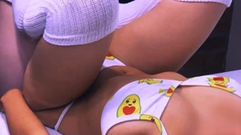 義理の娘は彼に感じさせる魅惑的な表情をしていました