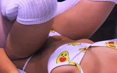 배다른딸은 매혹적인 모습으로 그를 느끼게 했습니다.