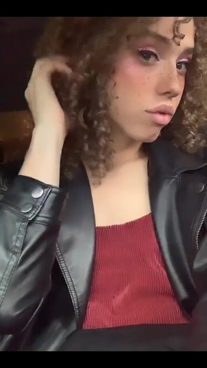 Tia Tizzianni Productions: Biri erkek arkadaşımın parasını ödüyor