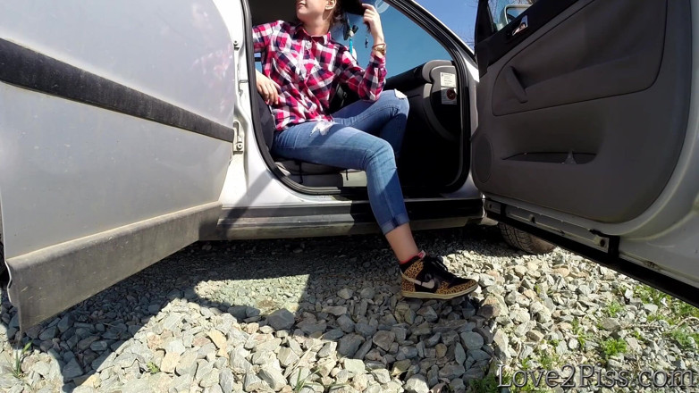 Love 2 Piss: Casi atrapado meando